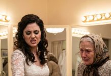 Snaja je na dan venčanja bacila svekrvine ‘stare i crne’ minđuše u kantu: ‘Neću ovo smeće na sebi, daj mi dijamante!’. Konobar ih je izvadio iz đubreta i ugledao žig koji je promenio sudbinu cele porodice. Snaja je na dan venčanja bacila svekrvine ‘stare i crne’ minđuše u kantu: ‘Neću ovo smeće na sebi, daj mi dijamante!’. Konobar ih je izvadio iz đubreta i ugledao žig koji je promenio sudbinu cele porodice. - featured image