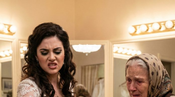 Snaja je na dan venčanja bacila svekrvine ‘stare i crne’ minđuše u kantu: ‘Neću ovo smeće na sebi, daj mi dijamante!’. Konobar ih je izvadio iz đubreta i ugledao žig koji je promenio sudbinu cele porodice. Snaja je na dan venčanja bacila svekrvine ‘stare i crne’ minđuše u kantu: ‘Neću ovo smeće na sebi, daj mi dijamante!’. Konobar ih je izvadio iz đubreta i ugledao žig koji je promenio sudbinu cele porodice. - featured image