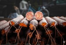 Kupila kobasicu, a kada je stigla kući otkrila nešto šokantno: “Da bude gore, nije se videlo spolja” Kupila kobasicu, a kada je stigla kući otkrila nešto šokantno: “Da bude gore, nije se videlo spolja” - featured image