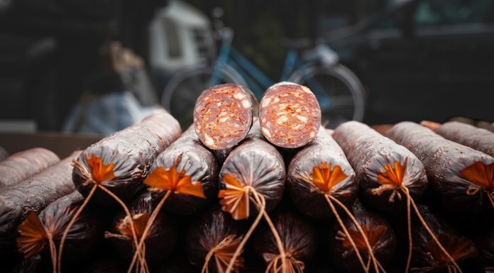 Kupila kobasicu, a kada je stigla kući otkrila nešto šokantno: “Da bude gore, nije se videlo spolja” Kupila kobasicu, a kada je stigla kući otkrila nešto šokantno: “Da bude gore, nije se videlo spolja” - featured image