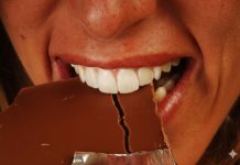 Beograđanka htela da se zasladi čokoladom pa joj preselo: Pored lešnika pronašla i neželjeno punjene, ovo je migoljilo po slatkišu! (FOTO) Beograđanka htela da se zasladi čokoladom pa joj preselo: Pored lešnika pronašla i neželjeno punjene, ovo je migoljilo po slatkišu! (FOTO) - featured image