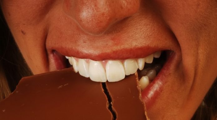 Beograđanka htela da se zasladi čokoladom pa joj preselo: Pored lešnika pronašla i neželjeno punjene, ovo je migoljilo po slatkišu! (FOTO) Beograđanka htela da se zasladi čokoladom pa joj preselo: Pored lešnika pronašla i neželjeno punjene, ovo je migoljilo po slatkišu! (FOTO) - featured image