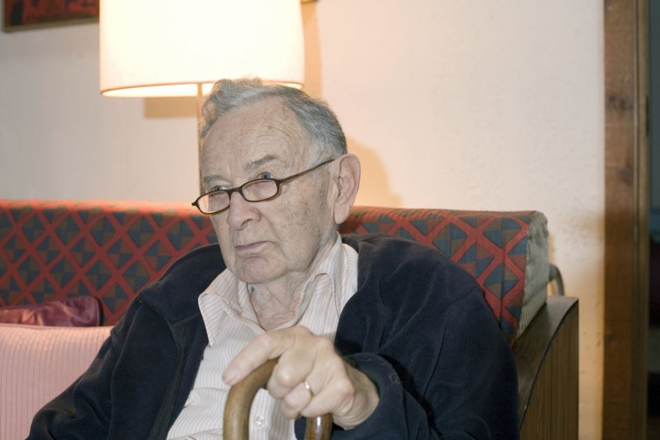 Miloš je tokom rata u Bosni u svojoj kući krio sinove komšije muslimana: Održavao im baštu kad su izbegli u Italiju, a kad je umro, na sahrani se pojavili… - featured image Miloš je tokom rata u Bosni u svojoj kući krio sinove komšije muslimana: Održavao im baštu kad su izbegli u Italiju, a kad je umro, na sahrani se pojavili… - featured image