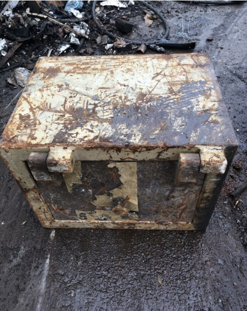 Ova je obitelj 30 godina ignorirala tešku kutiju – ono što su pronašli unutra ostavilo ih je bez teksta - featured image Ova je obitelj 30 godina ignorirala tešku kutiju – ono što su pronašli unutra ostavilo ih je bez teksta - featured image