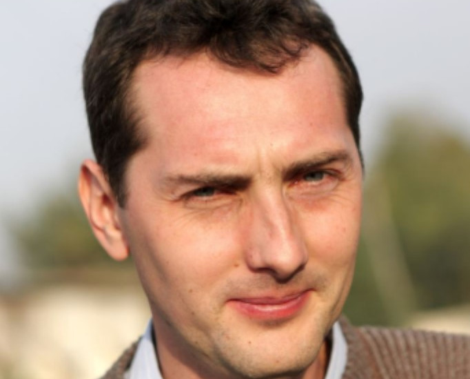 Ovaj Bosanac zbog svog imena hit na Balkanu: Pop nije hteo da mu krsti decu kad je čuo kako se zove, policija mu prašta prekršaje, tek da vidite imena braće - featured image Ovaj Bosanac zbog svog imena hit na Balkanu: Pop nije hteo da mu krsti decu kad je čuo kako se zove, policija mu prašta prekršaje, tek da vidite imena braće - featured image