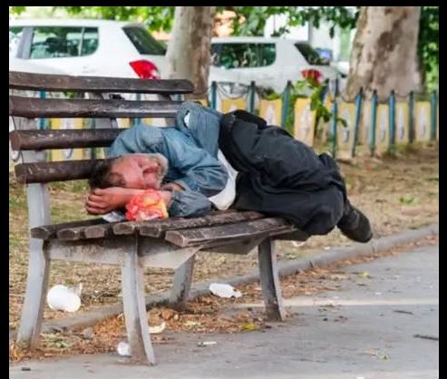 DEVOJKA IZ NOVOG SADA UDELILA BESKUĆNIKU, kad je progovorio shvatila je ko je iza izmučenog lica: UKOPALA SE U MESTU - featured image