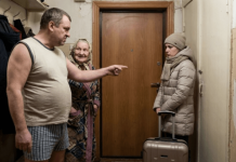 Svekrva mi je izbacila kofer pred vrata: „Baba bez deteta nam nije potrebna!“ Muž je tiho stavio dokumente za razvod na sto. Četiri godine kasnije izašla sam iz privatnog aviona sa sinom u rukama. Njihova lica su trebalo da se vide… 😲😲😲