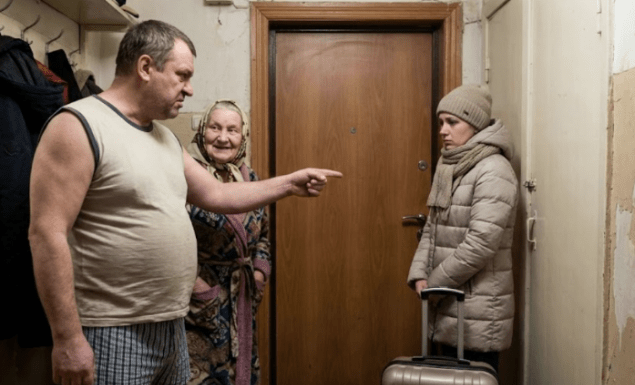 Svekrva mi je izbacila kofer pred vrata: „Baba bez deteta nam nije potrebna!“ Muž je tiho stavio dokumente za razvod na sto. Četiri godine kasnije izašla sam iz privatnog aviona sa sinom u rukama. Njihova lica su trebalo da se vide… 😲😲😲