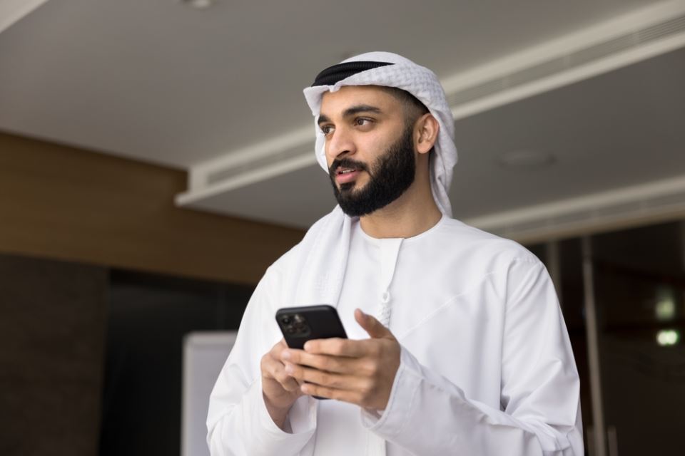 Pitala sam Arapina da li misli o osećanjima svoje žene kad dovede drugu u kuću: Njegov odgovor me šokirao - featured image