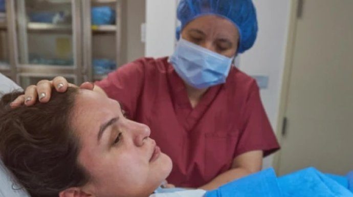 POROĐAJ KOJI JE TRAJAO PUNIH 8 SATI: Ono što su izvukli iz MAJČINE utrobe zaprepastilo je sve doktore (FOTO)