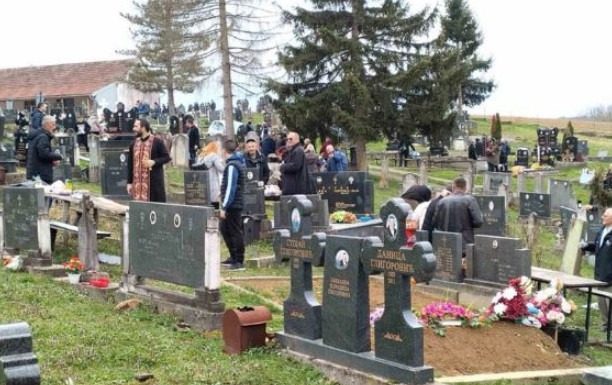 Pokojnika u Rogoznici spustili na zemlju, kada su svi očekivali popov glas, začulo se nešto jezivo: Svi su gutali suze i knedle u grlu