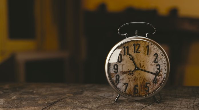 SAT NIKAKO NE SMIJETE DRŽATI NA OVOM MJESTU U KUĆI: Mnogi to ne znaju, a priziva NESREĆU!