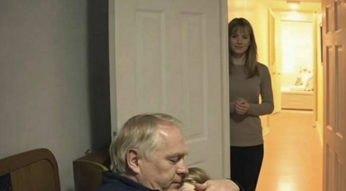 Svake večeri moj muž je odlazio spavati u sobu naše kćerke: u početku tome nisam pridavala pažnju, ali jednog dana odlučila sam sakriti kameru u njenoj sobi i kada sam pogledala snimak, skoro sam se onesvijestila od užasa.