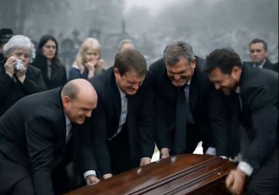 Tokom sahrane mlade žene, četiri muškarca nisu mogla da podignu kovčeg, a onda je majka djevojčice zatražila da se otvori 😱😱
