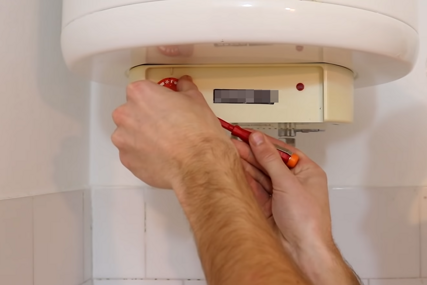 Treba li gasiti bojler dok se tuširamo? Ovo vas može skupo koštati, električari razbijaju mit: ‘Nisam znala za to!‘