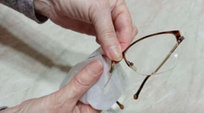 NIKAKO NE BACAJTE NAOČARE KADA IZGREBETE STAKLA: