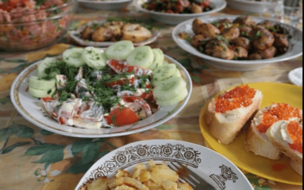 “Skuhala sam ručak, a muž je rekao da mu se gadi… tek kad sam oprala suđe, našla sam poruku ispod tanjira.”