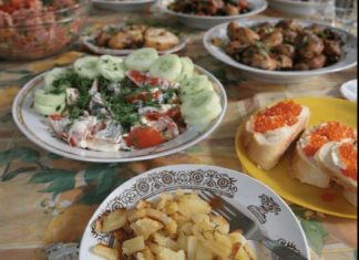 “Skuhala sam ručak, a muž je rekao da mu se gadi… tek kad sam oprala suđe, našla sam poruku ispod tanjira.”