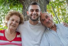 “Javno se odričemo našeg sina, on, zajedno sa snajkom, za nas više jednostavno ne postoji”: Roditelji se odrekli sina preko novina a njegova reakcija šokira