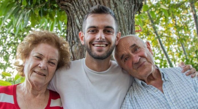 “Javno se odričemo našeg sina, on, zajedno sa snajkom, za nas više jednostavno ne postoji”: Roditelji se odrekli sina preko novina a njegova reakcija šokira