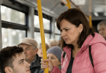 U autobusu je žena sa dvoje dece napravila skandal i zahtevala da joj mladi momak ustupi svoje mesto, ali je odjednom momak uradio nešto od čega su svi putnici zanemeli😨😢