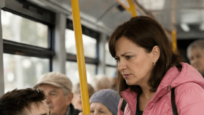 U autobusu je žena sa dvoje dece napravila skandal i zahtevala da joj mladi momak ustupi svoje mesto, ali je odjednom momak uradio nešto od čega su svi putnici zanemeli😨😢