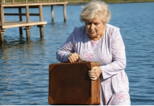 Slučajno sam vidjela snahu kako baca stari smeđi kofer u duboko jezero: odmah mi je izgledalo veoma čudno, a kada sam izvukla kofer iz vode, užasnula sam se onim što je bilo unutra 😲🫣