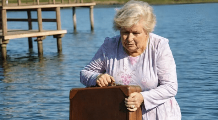 Slučajno sam vidjela snahu kako baca stari smeđi kofer u duboko jezero: odmah mi je izgledalo veoma čudno, a kada sam izvukla kofer iz vode, užasnula sam se onim što je bilo unutra 😲🫣