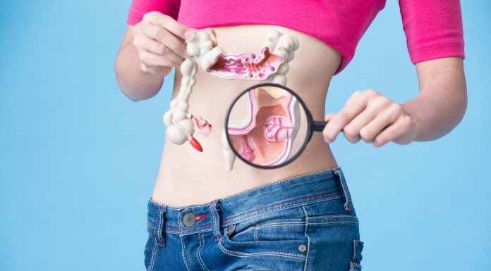 Mislila je da ulazi u menopauzu, a onda je saznala da ima rak debelog crijeva: to su bili prvi simptomi koje je osjetila