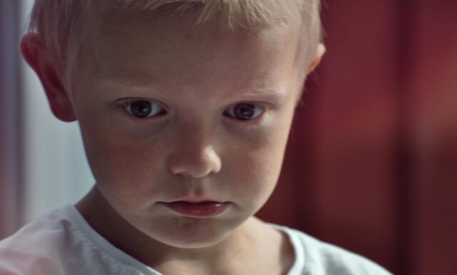 RANI ZNAKOVI AUTIZMA KOJE RODITELJI NE PREPOZNAJU NA VRIJEME: Sve počinje s ovim svakodnevnim rutinama