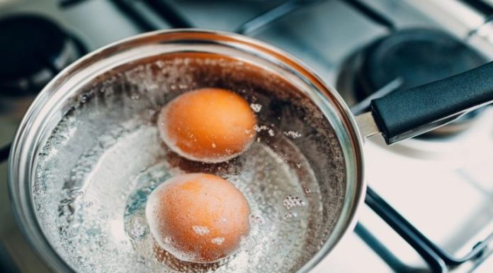 Jaja stavljate u hladnu ili ključalu vodu? STARINSKI SAVJET KAKO DA PRAVILNO SKUHATE JAJA – nikad ih lakše nećete oguliti (SAVJET)