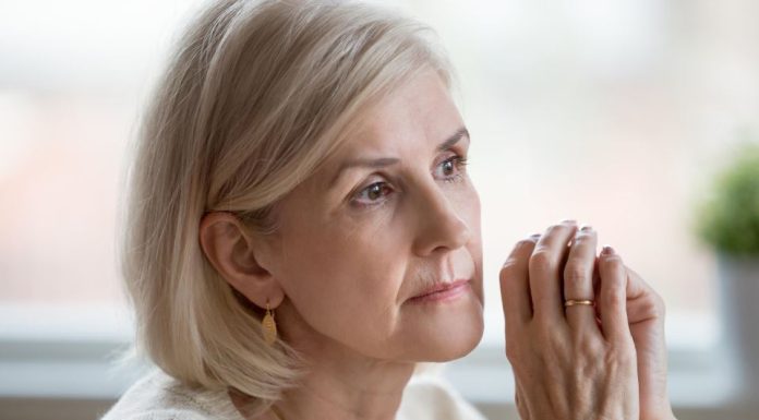 Muž je počeo da vozi novu komšinicu na posao, ništa mi nije delovalo čudno: Kad sam našla dokumenta stara 28 godina, htela sam da iskočim iz svoje kože