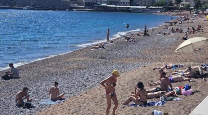 ŽENA NA PLAŽI U CRNOJ GORI ŠOKIRALA LJUDE: Ne kupa se, SVI GLEDAJU ŠTA DRŽI U RUKAMA – “ovo je kraj sveta” (VIDEO)