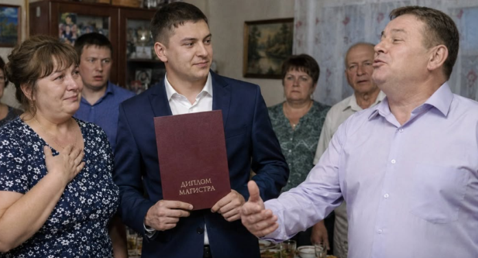 20 godina odgajam nezakonitog sina svog muža. Kada je magistrirao, njegov muž je rekao: “Hvala ti što brineš o sinu moje ljubavnice! » Ali bio je slomljen kada je čuo šta mu je sin rekao……… 😲😲😲