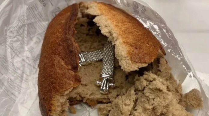 Neobično otkriće u vekni hleba izazvalo pažnju javnosti: Carinici pronašli ukradeni nakit skriven na nesvakidašnjem mestu