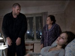 Znajući da njena kćerka na samrti neće dočekati jutro, izmučena majka je ipak pustila zatvorenika, kojeg se plašilo cijelo selo, da prenoći. Ali ono što se desilo u zoru šokiralo je selo…… 😲😲😲