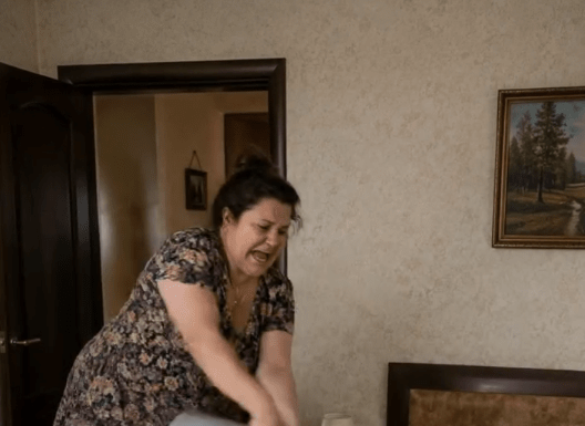 Supruga je zatekla muža sa ljubavnicom u njihovom sopstvenom krevetu i oboje ih polila prljavom vodom. Ali ispostavilo se da je to bio samo početak njene osvete — ono što je usledilo nisu mogli ni da sanjaju… 😧