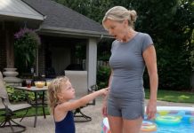 Tokom porodičnog roštilja u našoj seoskoj kući, moja ćerka je pokazala na stomak moje maćehe i rekla: „Tata je tamo.“ Svi smo se nasmejali, sve dok nismo saznali istinu.