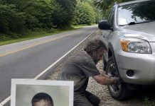 Osamnaest godina nakon što je moj sin nestao, beskućnik mi je promijenio probušenu gumu na Ruti 9… Ali ono što je ostavio u mom automobilu potpuno me slomilo