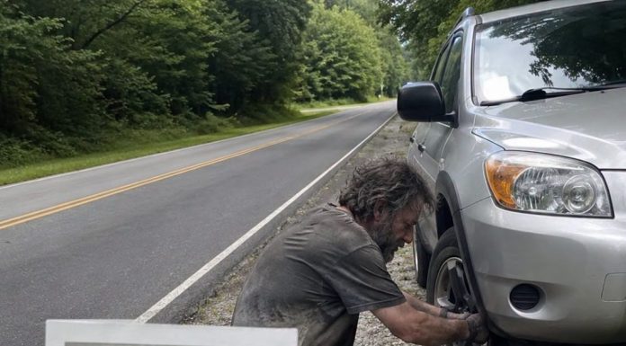 Osamnaest godina nakon što je moj sin nestao, beskućnik mi je promijenio probušenu gumu na Ruti 9… Ali ono što je ostavio u mom automobilu potpuno me slomilo