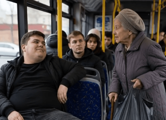 U autobusu bahati mladić ne samo da je odbio ustupiti mjesto starijoj ženi, već je demonstrativno stavio nogu na sjedište — ali ovakvu kaznu sigurno nije očekivao 😨😱