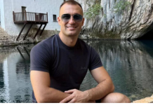 POKOJNI SALE MU PREDVIĐAO USPEH, A ON DANAS PEVA NA LIVADI! UBUCIO se i presadio KOSU – posle Rade neprepoznatljiv