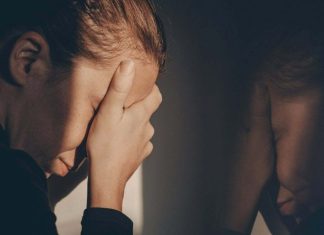 Kako prepoznati emocionalno nestabilnu osobu koja glumi da je “sasvim normalna”? Obratite pažnju na NJIHOVE rečenice i reakcije Kako prepoznati emocionalno nestabilnu osobu koja glumi da je “sasvim normalna”? Obratite pažnju na NJIHOVE rečenice i reakcije - featured image
