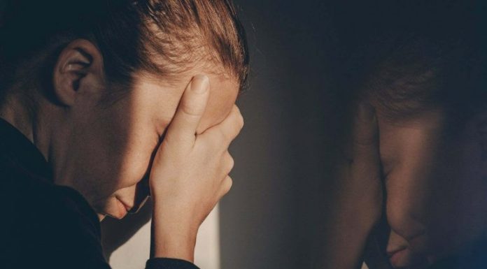 Kako prepoznati emocionalno nestabilnu osobu koja glumi da je “sasvim normalna”? Obratite pažnju na NJIHOVE rečenice i reakcije Kako prepoznati emocionalno nestabilnu osobu koja glumi da je “sasvim normalna”? Obratite pažnju na NJIHOVE rečenice i reakcije - featured image