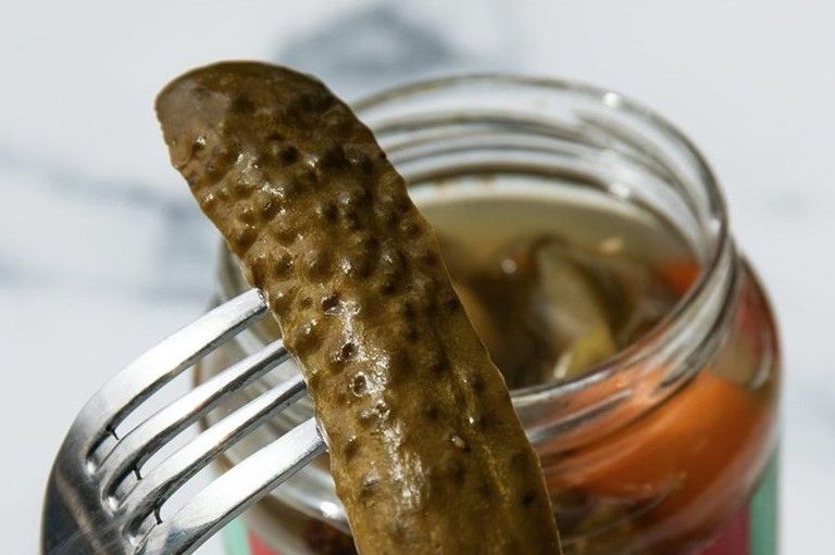 Koliko soli ide na litar vode za kisele krastavce? Ovo je ključ da ostanu hrskavi a ne mekani - featured image
