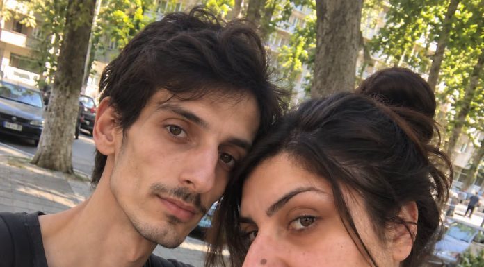 Godinama su se ljudi rugali mom nosu, a nakon operacije moj je muž uklonio sva ogledala iz naše kuće — ali kada je netko pokucao na vrata, otkrila sam tko je zapravo svih tih godina učinio da se toliko sramim svog izgleda… Godinama su se ljudi rugali mom nosu, a nakon operacije moj je muž uklonio sva ogledala iz naše kuće — ali kada je netko pokucao na vrata, otkrila sam tko je zapravo svih tih godina učinio da se toliko sramim svog izgleda… - featured image