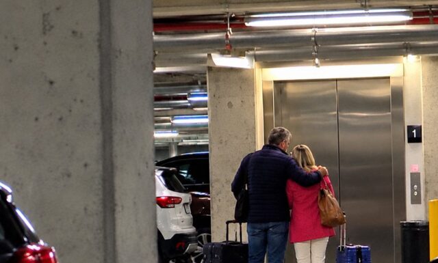 Susjeda joj je fotografijama otkrila suprugovu nevjeru – no umjesto da se s njim suoči, ona je drugu ženu pozvala na večeru. Susjeda joj je fotografijama otkrila suprugovu nevjeru – no umjesto da se s njim suoči, ona je drugu ženu pozvala na večeru. - featured image