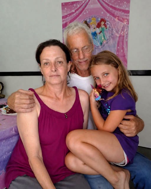 Moj 76-godišnji otac je svake noći krišom vodio moju osmogodišnju ćerku u svoju sobu. Ali kada sam konačno otvorila vrata, sledila sam se od onoga što sam videla… 😳💔 - featured image
