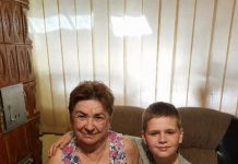 Mali dečak je u školi rekao: „Moja baka mi svake noći vezuje ruke.“ Kada je učiteljica ušla u kuću sa policijom, sledila se od onoga što je ugledala. Mali dečak je u školi rekao: „Moja baka mi svake noći vezuje ruke.“ Kada je učiteljica ušla u kuću sa policijom, sledila se od onoga što je ugledala. - featured image