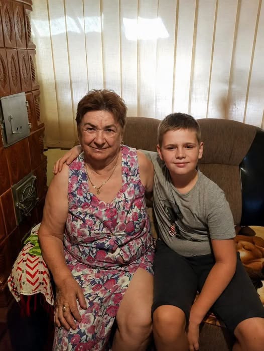 Mali dečak je u školi rekao: „Moja baka mi svake noći vezuje ruke.“ Kada je učiteljica ušla u kuću sa policijom, sledila se od onoga što je ugledala. - featured image